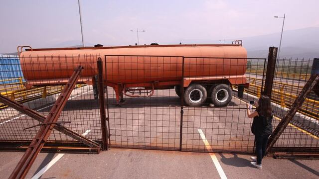 Denuncian bloqueo militar de puente por el que puede entrar ayuda humanitaria a Venezuela\u002E (EFE)