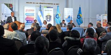 Mariano Arcioni junto los funcionarios de Chubut presentando el descuento del 15% para Semana Santa\u002E