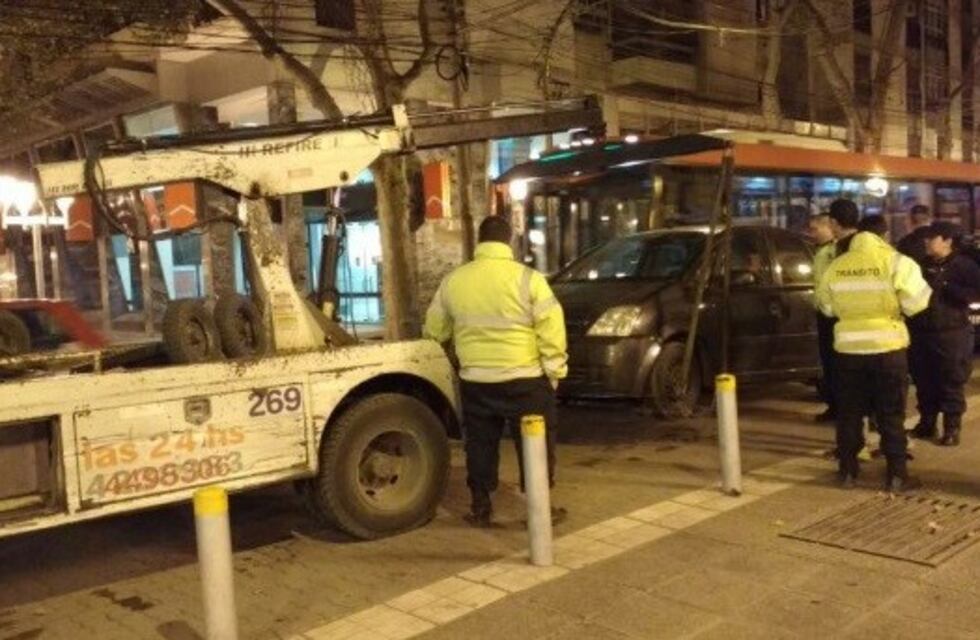 Un auto obstruía el ingreso de Cornejo y la grúa se llevó el rodado