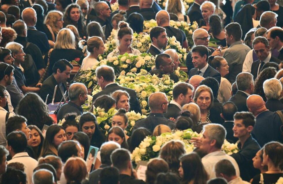 Miles de personas despidieron a las víctimas del derrumbe del puente de Génova