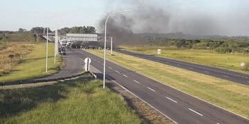 Corte total en la autopista Rosario-Santa Fe a la altura de Coronda\u002E (Twitter)