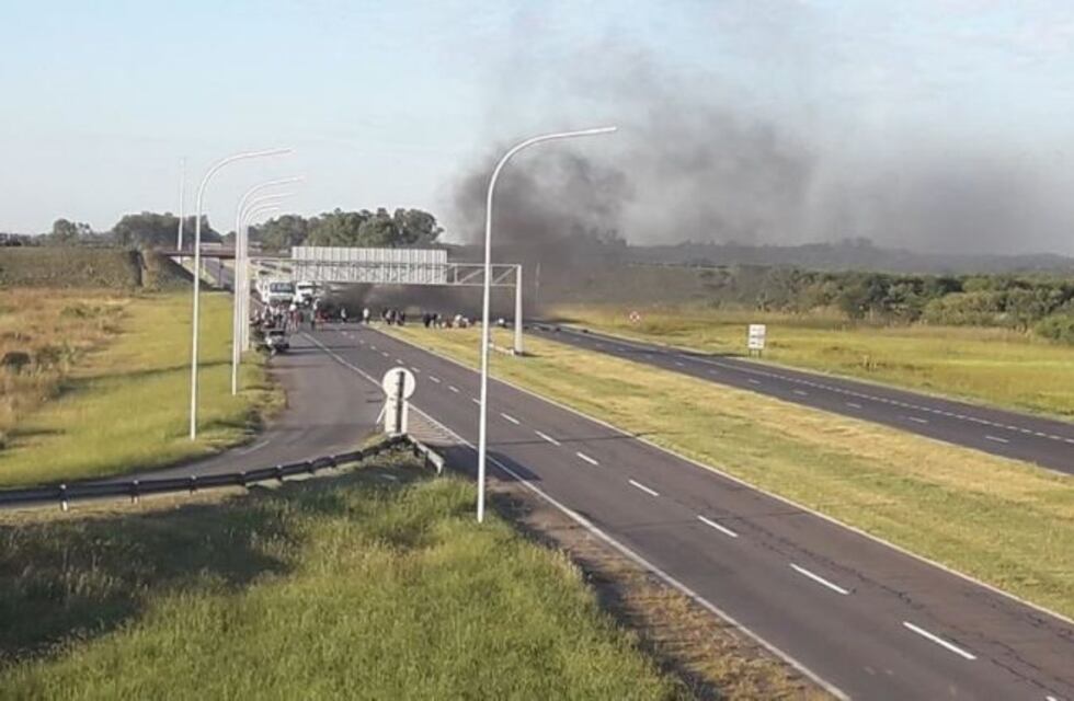 Corte total en la autopista Rosario-Santa Fe a la altura de Coronda por protesta de municipales