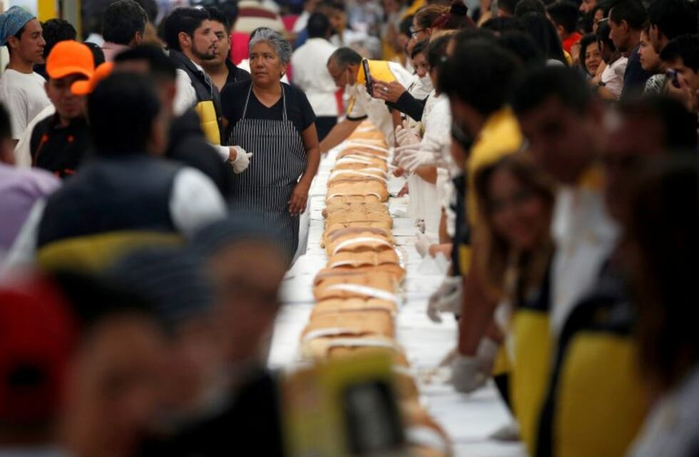 Elaboran la "torta más grande del mundo" en México