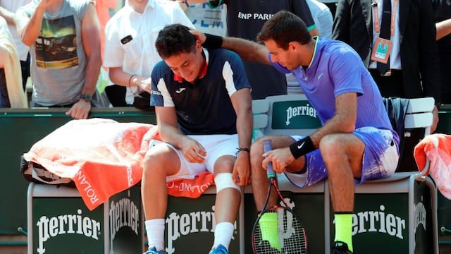 TOPSHOT - Spain's Nicolas Almagro (L) is comforted by Argentina's Juan Martin Del Potro as he has to give up due to an injury during their tennis match at the Roland Garros 2017 French Open on June 1, 2017 in Paris.  / AFP PHOTO / Thomas SAMSON