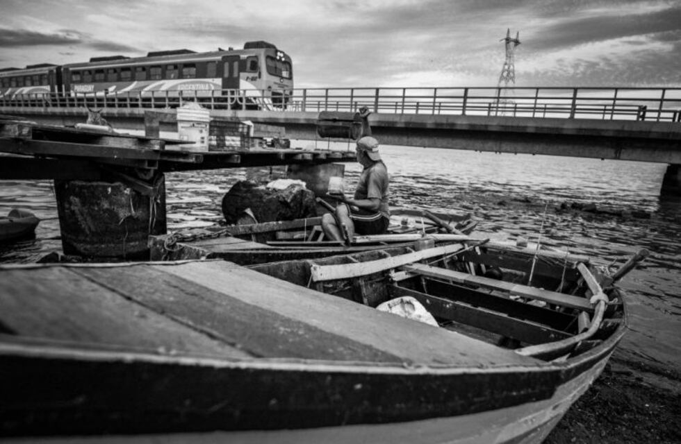 Desalojo de pescadores: viven bajo el puente y temen perder al río, su fuente de trabajo