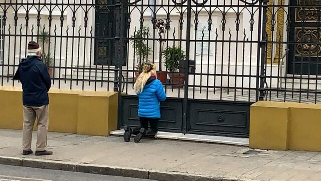 En Rosario la iglesia de San Cayetano amaneció cerrada y los fieles le rinden culto al santo patrono del trabajo desde la vereda\u002E (@gbelluati)