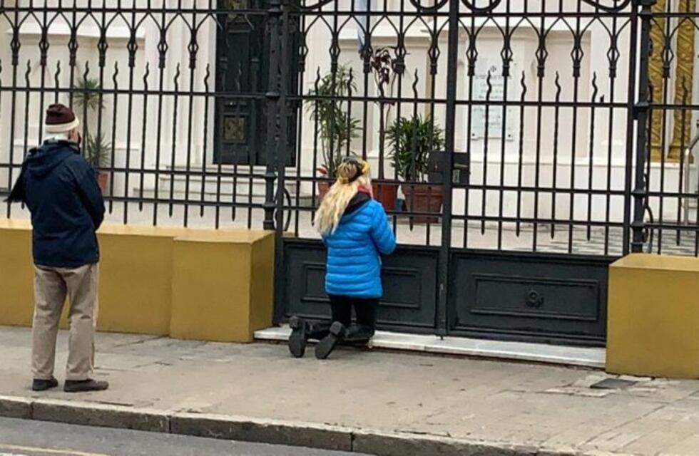 Postales de un día de San Cayetano con la iglesia cerrada y fieles rezando en la vereda