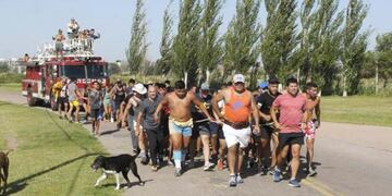 Un grupo de adolescentes arrastraron una autobomba (La Arena)