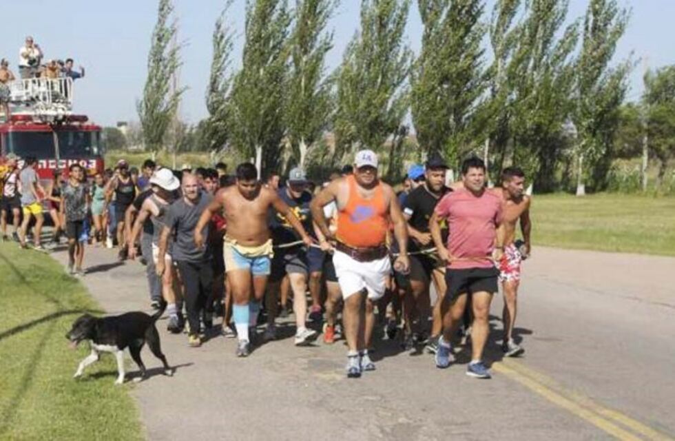 Un centenar de adolescentes arrastraron una autobomba de 25 toneladas