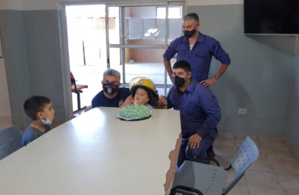 Un niño pidió festejar su cumpleaños en un cuartel de bomberos luego de que le salvaran la vida