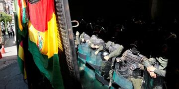 Crece la tensión en Bolivia por un motín de policías que se reporta en varios estados