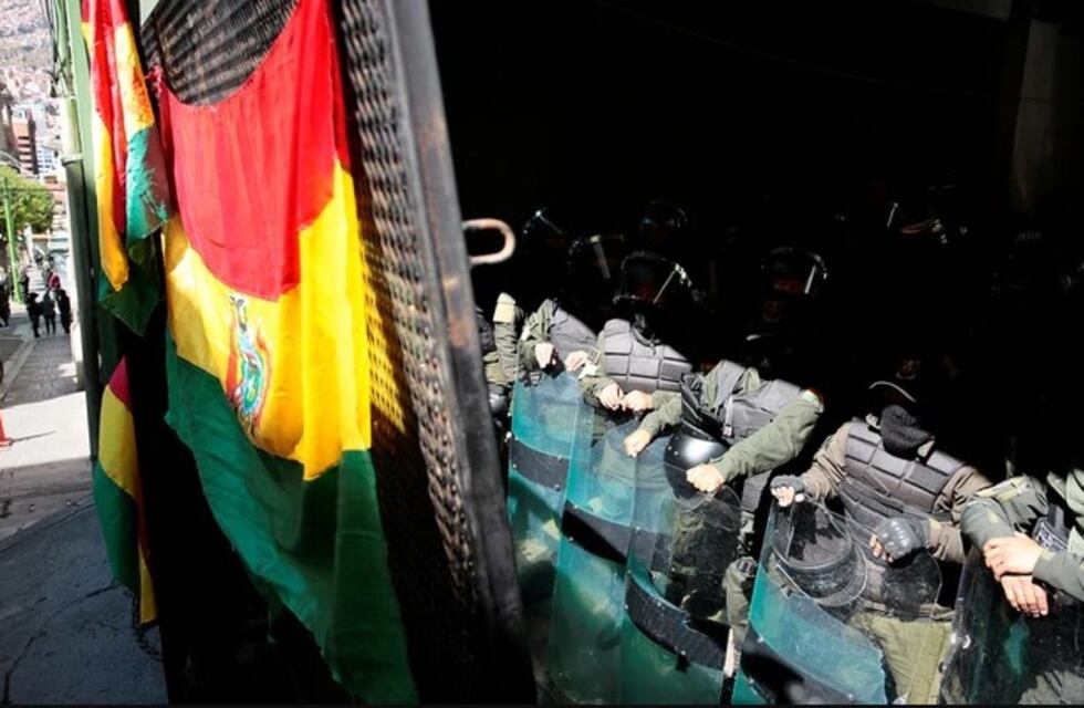 Crece la tensión en Bolivia por un motín de policías que se reporta en varios estados