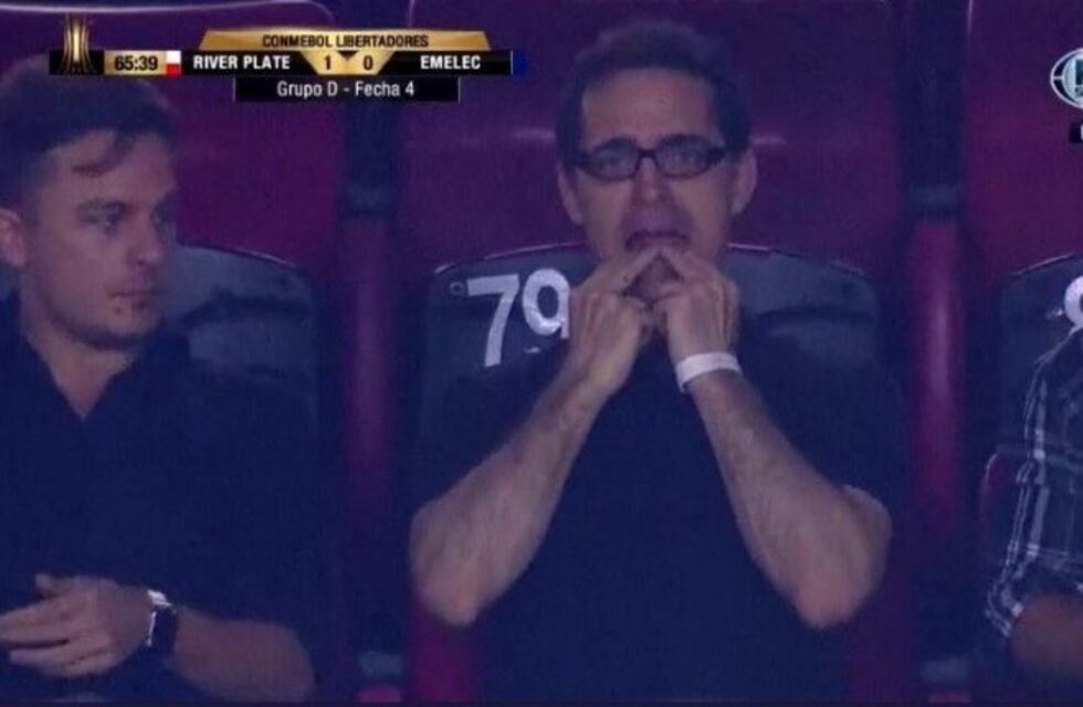 Berlín, doble camiseta: gritó los goles de River y se sacó fotos con los jugadores de Boca