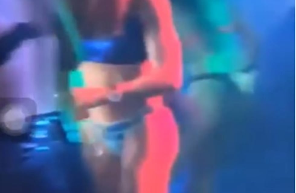 Continúa la polémica por las jovencitas que atendían la barra de un baile en bikini