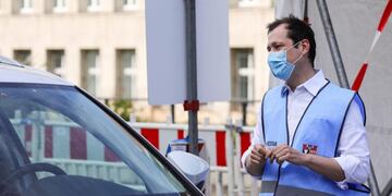 Berlin (Germany), 24/04/2020\u002E- A member of the Neukoelln district Pandemic Staff instructs a motorist at a drive-in COVID-19 test station at Neukoelln district in Berlin, Germany, 24 April 2020\u002E The station is opererted by the health department of Neukoelln district and offers pre set appointments for both drive-through and walk through tests\u002E The German government and local authorities are beginning to consider to gradually ease restrictions made to cope with the spread of the coronavirus SARS-CoV-2 which causes the COVID-19 disease\u002E (Alemania) EFE/EPA/OMER MESSINGER