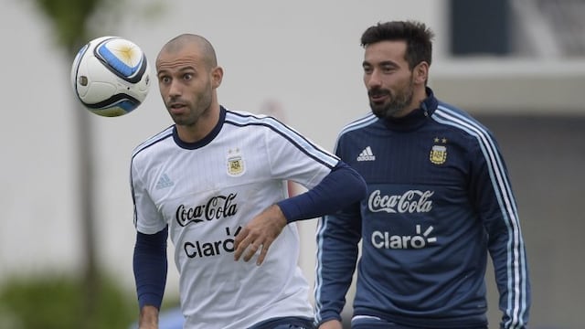 Argentina's midfielder Javier Mascherano (L) eyes the ball next to teammate forward Ezequiel Lavezzi during a training session in Ezeiza, Buenos Aires on November 9, 2015\u002E AFP PHOTO / JUAN MABROMATA\r\n buenos aires Ezequiel Lavezzi Javier Mascherano entrenamiento practica de la seleccion argentina futbol futbolistas jugadores argentinos entrenando