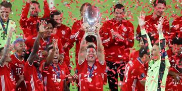 Soccer Football - European Super Cup - Bayern Munich v Sevilla - Puskas Arena, Budapest, Hungary - September 24, 2020\u002E  Bayern Munich celebrate with the trophy after winning the European Super Cup Pool via REUTERS/Laszlo Balogh     TPX IMAGES OF THE DAY