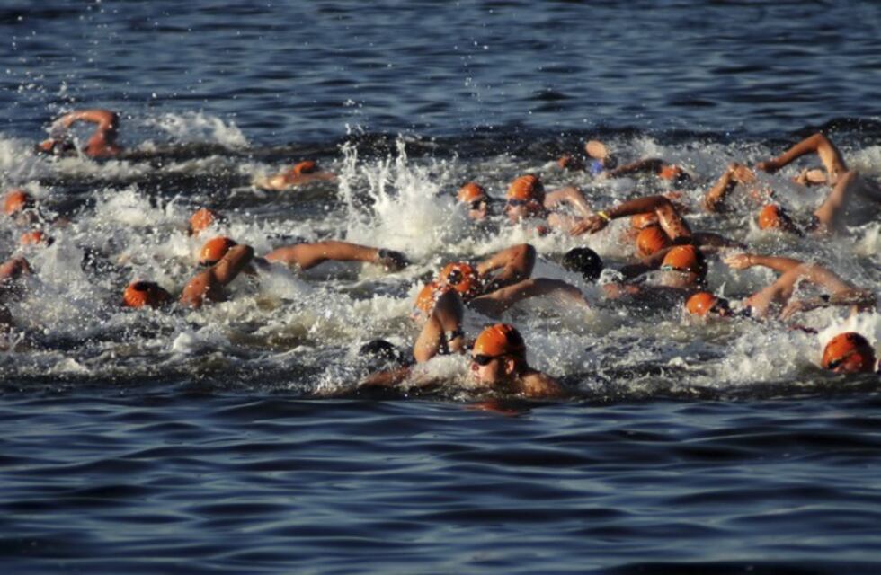 Se viene el cruce del lago a nado en Villa Rumipal