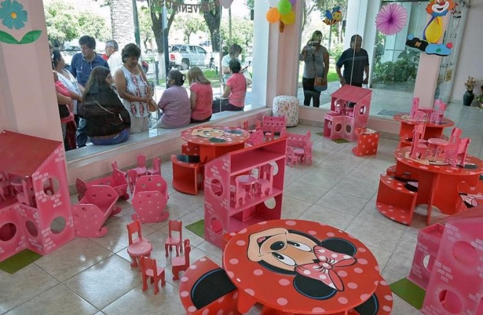 Venden juguetes artesanales diseñados por los presos del Penal Villa Las Rosas