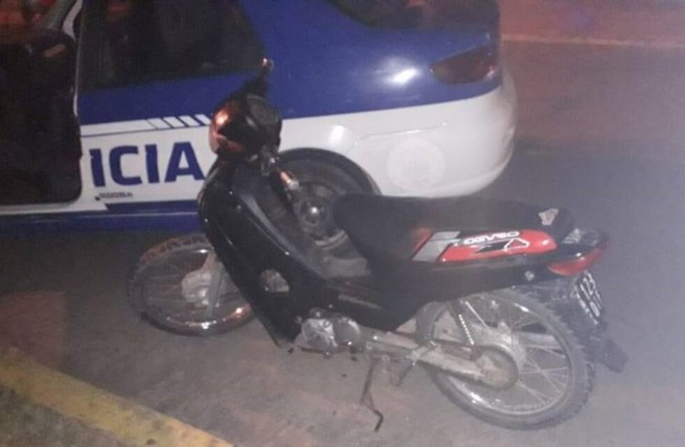 Alta Gracia: escaparon de un control policial y les secuestraron la motocicleta