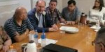 Los dirigentes analizaron la situaciu00f3n laboral junto al senador nacional Omar Perotti.