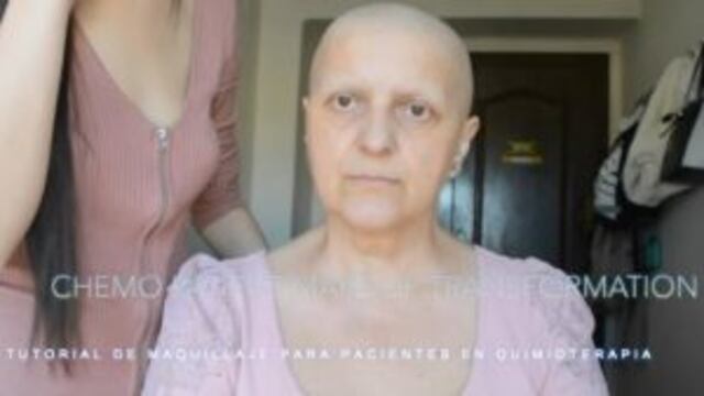 Hizo un tutorial de maquillaje para su mamu00e1 con cu00e1ncer y se convirtiu00f3 en viral. (Youtube)