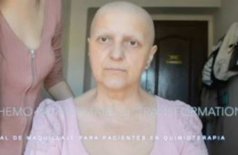 Enseñó cómo maquillar a una persona con cáncer y su mamá fue la modelo perfecta