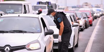 Colapso en los accesos a la ciudad de Buenos Aires por una enorme cantidad de autos, a pesar de la cuarentena\u002E (Clarín)