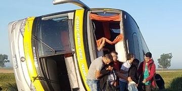 Un micro volcó en la autovía 19, camino a Córdoba\u002E (Aire de Santa Fe)