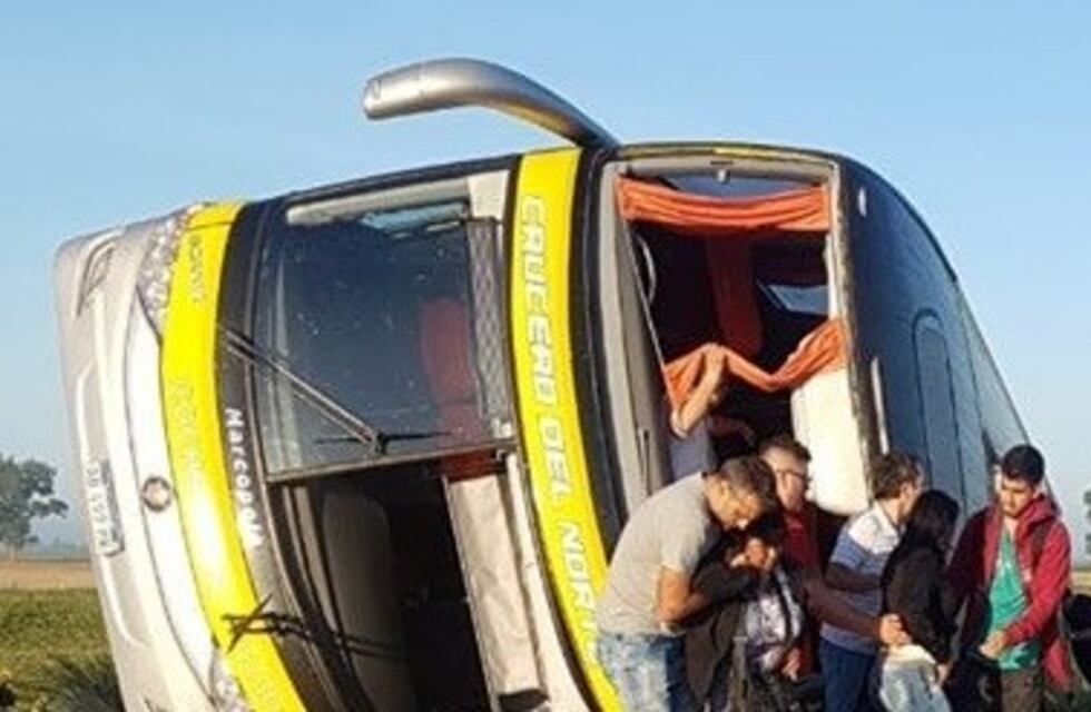 Un micro que se dirigía a Córdoba volcó cerca de la localidad Sa Pereira