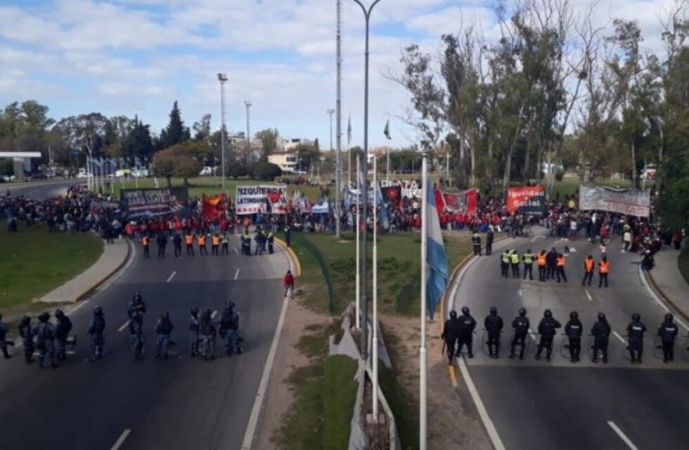 Cortes en la subida y bajada de la Autopista Buenos Aires-La Plata