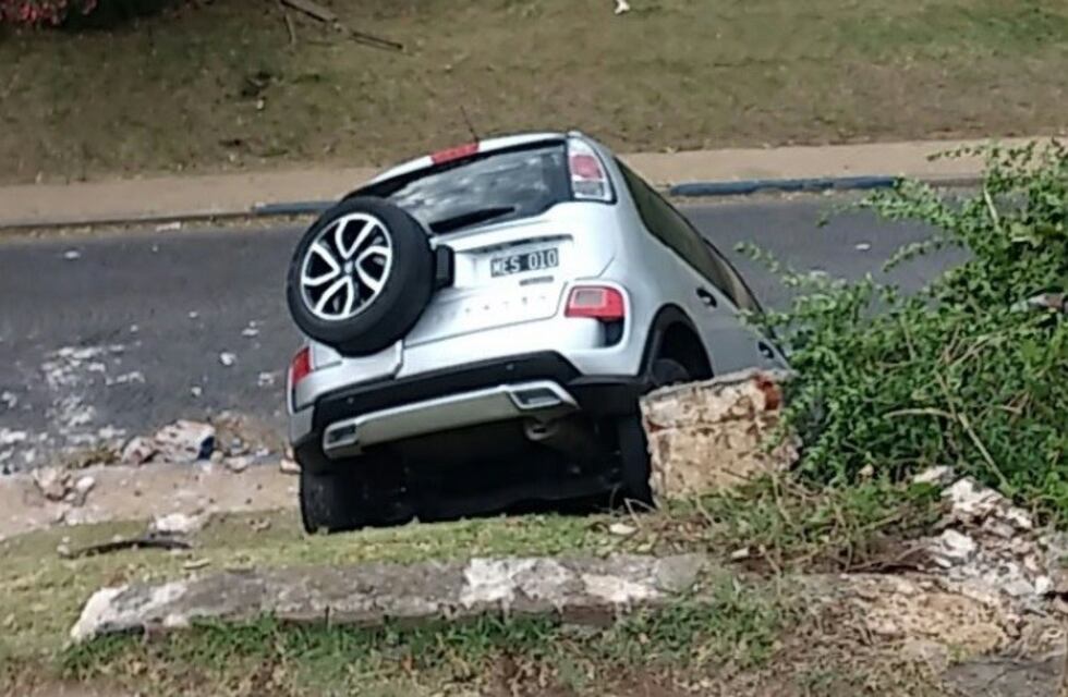 Auto no frenó y quedó 'colgado' de la barranca en la bajada Puccio