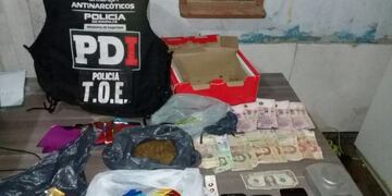 La policía secuestró dinero en efectivo y celulares además de los estupefacientes\u002E (@maxipullaro)