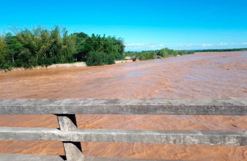 La crecida del río Bermejo arrastró una camioneta