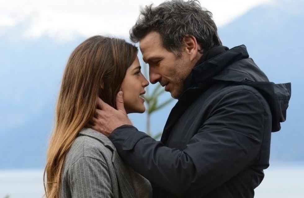 El primer beso entre Calu Rivero y Federico Amador en "Campanas en la noche"