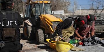 Bajo custodia policial, y en medio de una villa, se realizan las obras del Metrotranvía en Las Heras\u002E