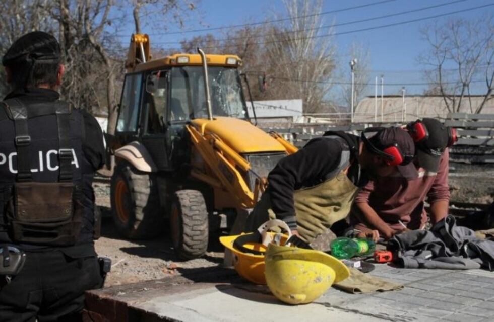 Avanzan las obras del Metrotranvía en medio de una villa, con custodia policial