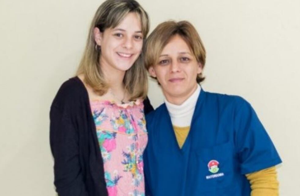 Elena, un ejemplo de superación personal, termina el secundario junto a su hija