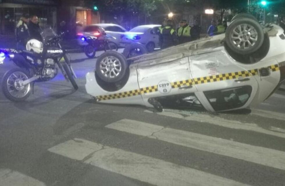 Impresionante vuelco en pleno centro terminó con un herido