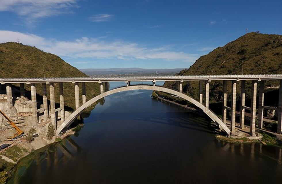 Un hombre cayó por la montaña cuando intentaba fotografiar el nuevo puente sobre el lago San Roque