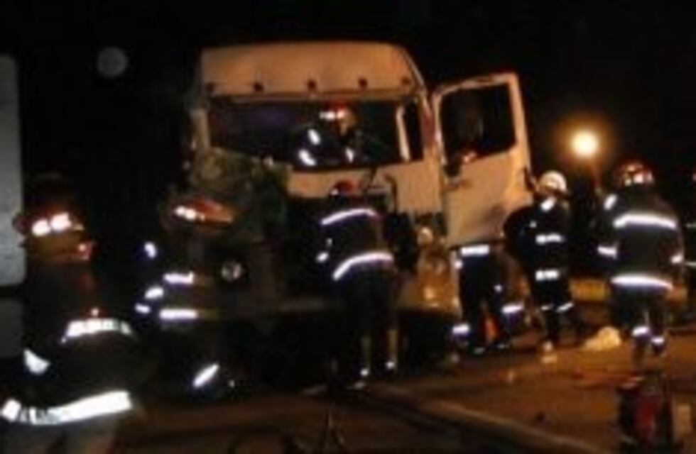Accidente fatal en Baradero: dos muertos tras colisionar un camión y dos autos sobre la Ruta 9