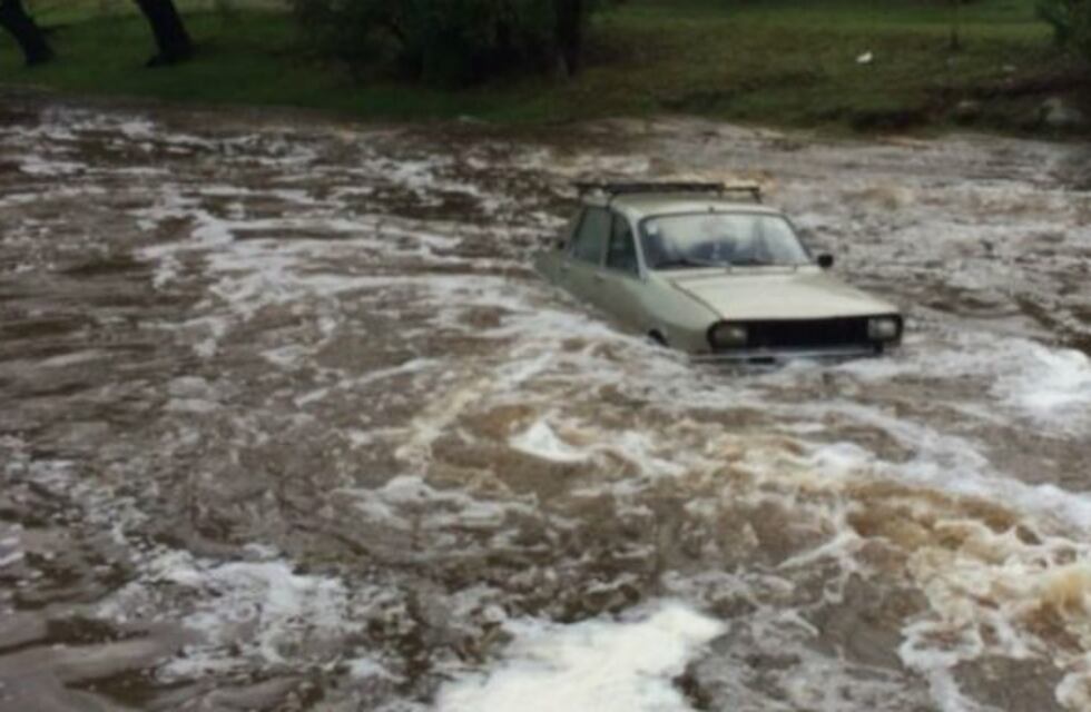 Intentó cruzar el vado en Tanti y la corriente le arrastró el auto
