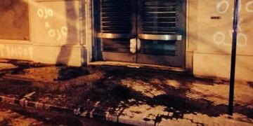 En la madrugada realizaron pintadas y prendieron cubiertas en la puerta de la escuela de los hijos de Javier Pinola\u002E