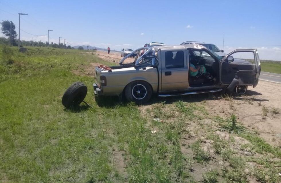Podría haber sido una tragedia: la camioneta en la que viajaban perdió una rueda y tumbó