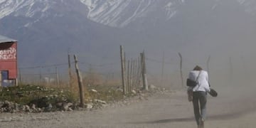 El viento Zonda bajó en Potrerillos y suspendieron las clases\u002E