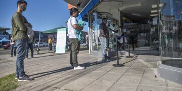 Los clientes deben llevar barbijo y esperar afuera si la capacidad dentro está cubierta\u002E (@_santafecapital)