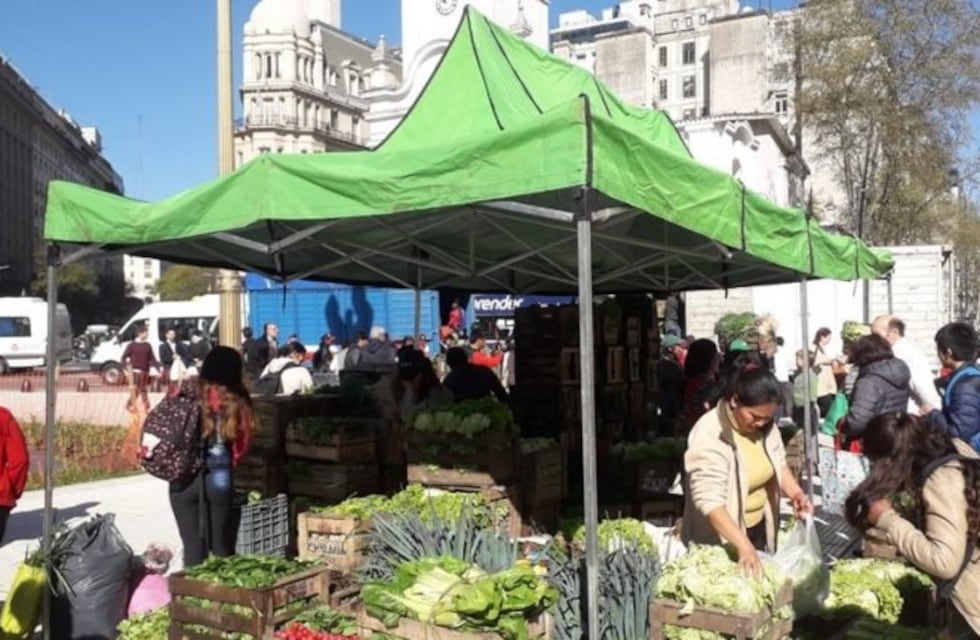 Realizan un feriazo en Plaza de Mayo y Plaza Constitución