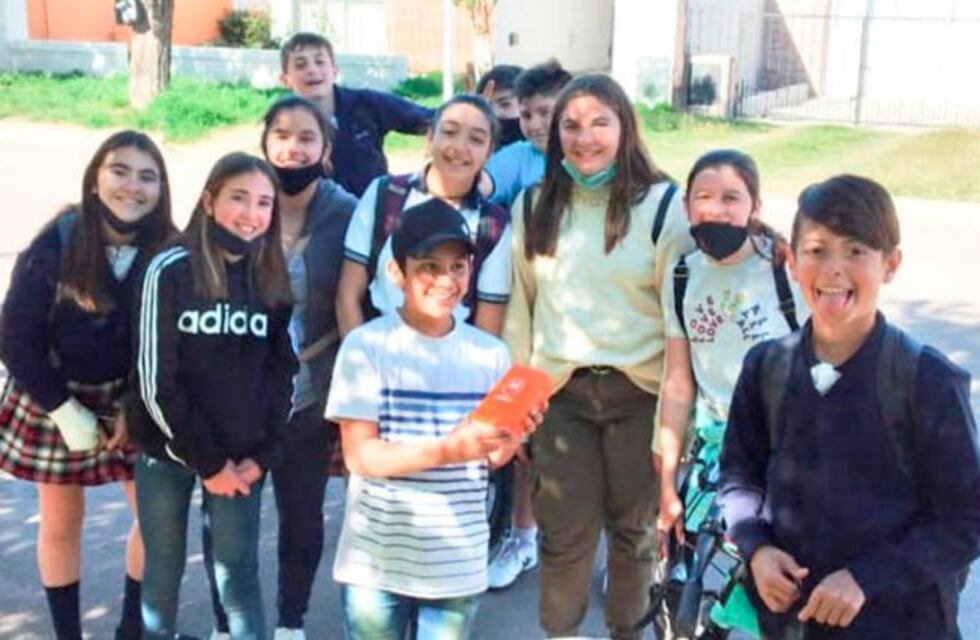 Chicos de Macachín dedicaron el premio de un concurso a regalarle un celular a un compañero