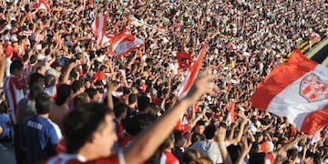 La hinchada de Instituto ccelebra su día