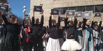 Artistas del Teatro Argentino realizaron en forma de protesta una función en la calle